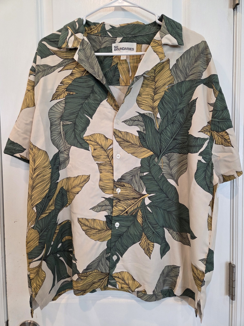 No Boundaries Men's Green and Yellow Leaf Print Button-Down Shirt